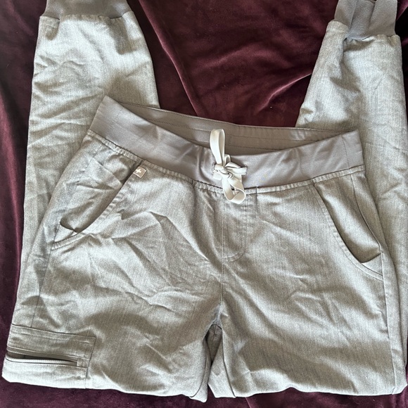 Figs Scrub Set (Graphite Color) - Picture 9 of 10